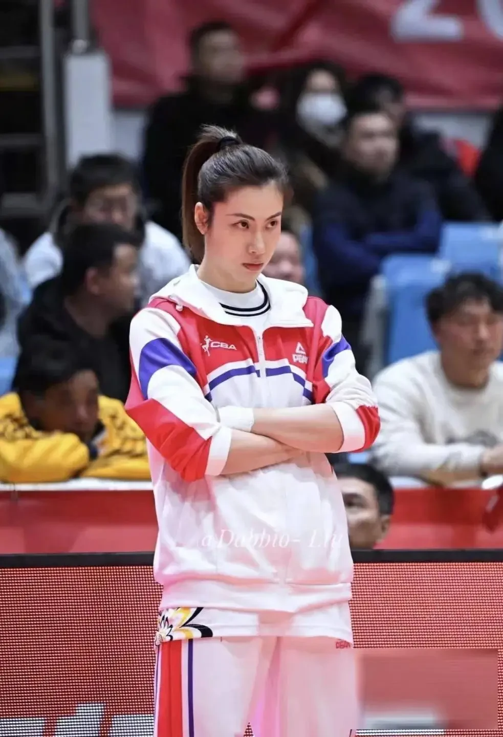 篮球教练如何为不同年龄段的球员制定战术训练方案?_1